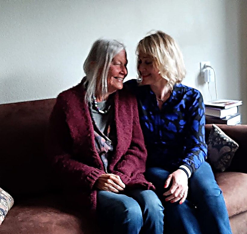 Martine samen met haar moeder op de bank